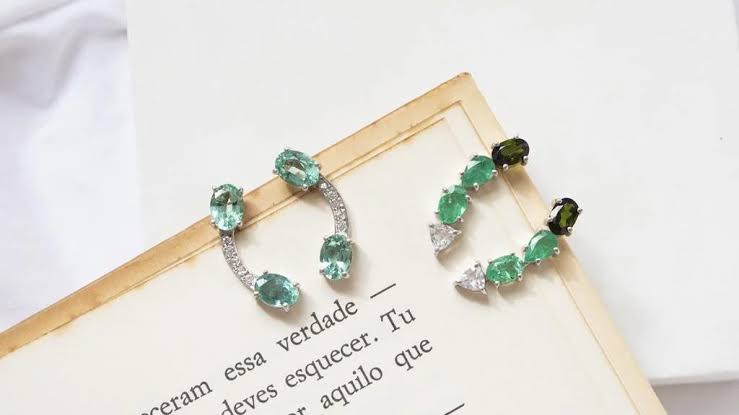 Desperte seu Estilo: A Magia por Trás dos Brincos Ear Hook e Ear Cuff