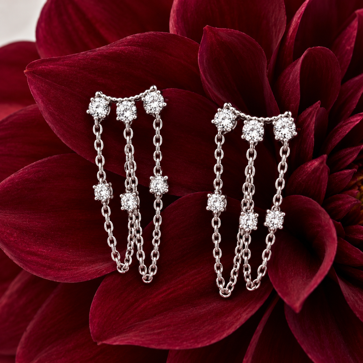 BRINCO EAR CUFF COM CORRENTES E ZIRCÔNIAS CRAVEJADAS