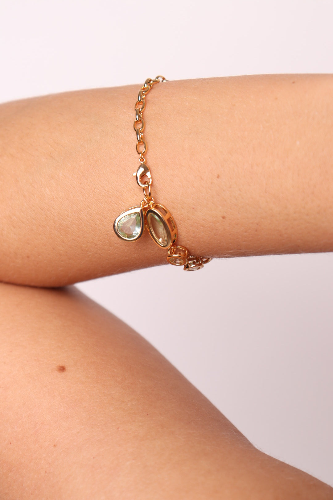 PULSEIRA MALEÁVEL COM CRISTAIS GEOMÉTRICOS VERDES
