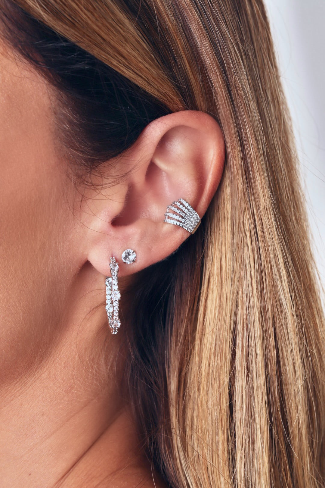 ARGOLA COM ZIRCÔNIAS BANHADA A RÓDIO