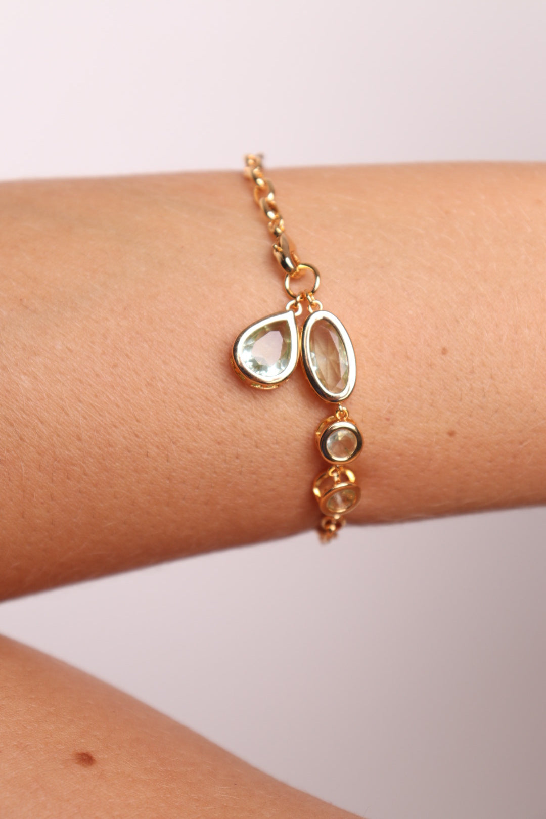 PULSEIRA MALEÁVEL COM CRISTAIS GEOMÉTRICOS VERDES