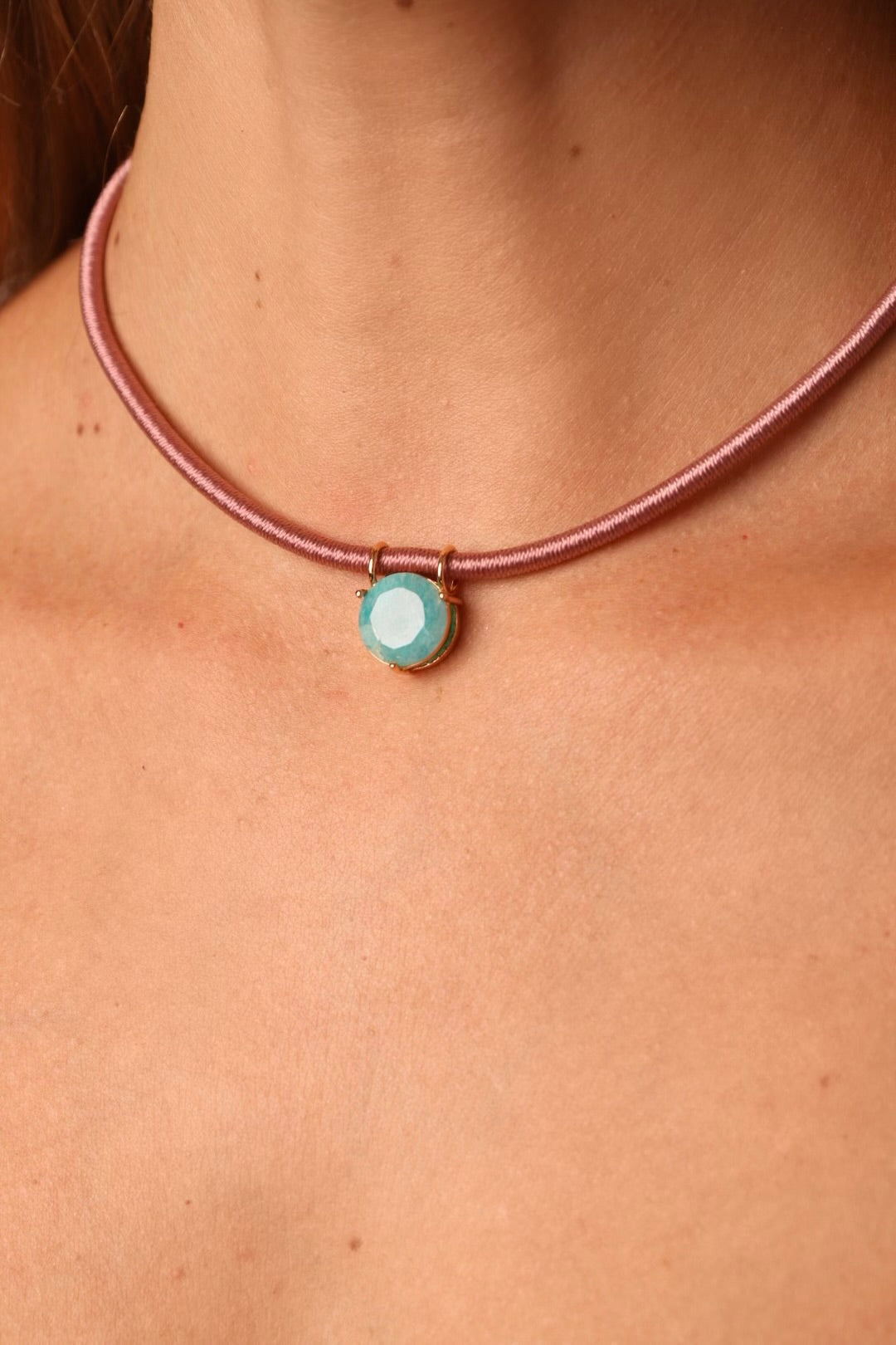 COLAR FIO DE SEDA ROSÉ PEDRA AMAZONITA