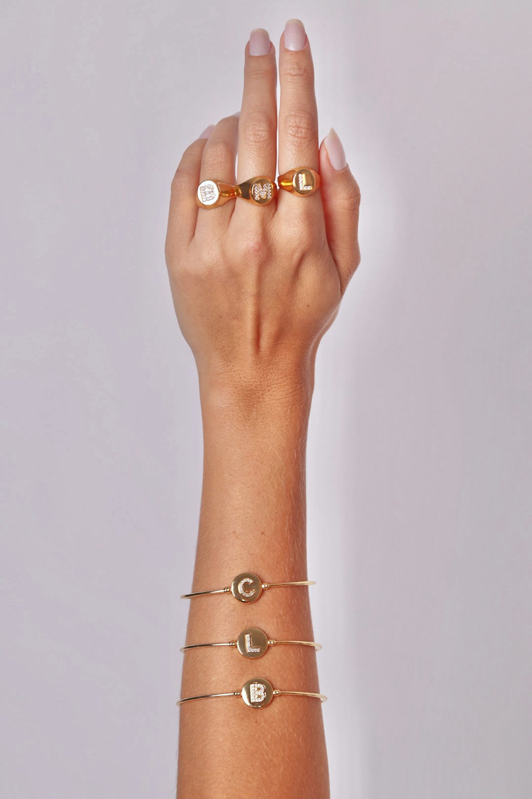 BRACELETE DELICADO LETRA CRAVEJADA