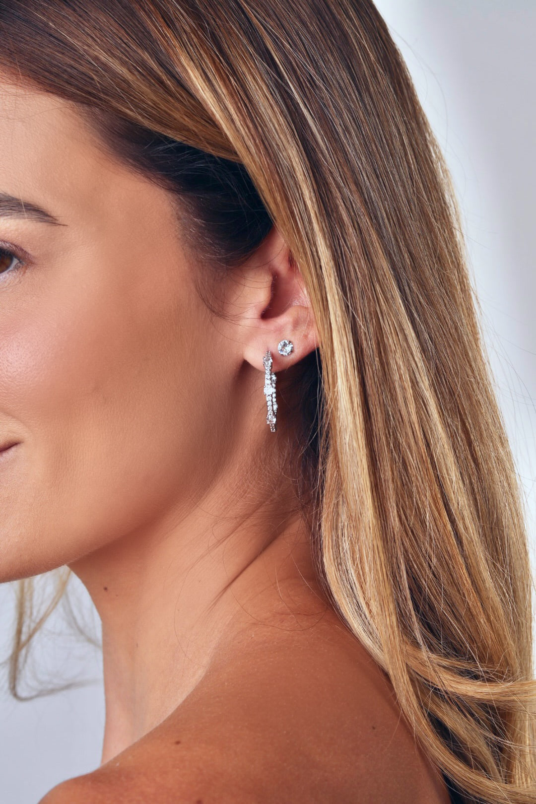 ARGOLA COM ZIRCÔNIAS BANHADA A RÓDIO