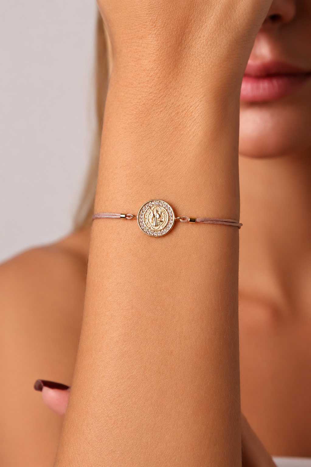 PULSEIRA AJUSTÁVEL FIO DE SEDA MEDALHA SÃO BENTO