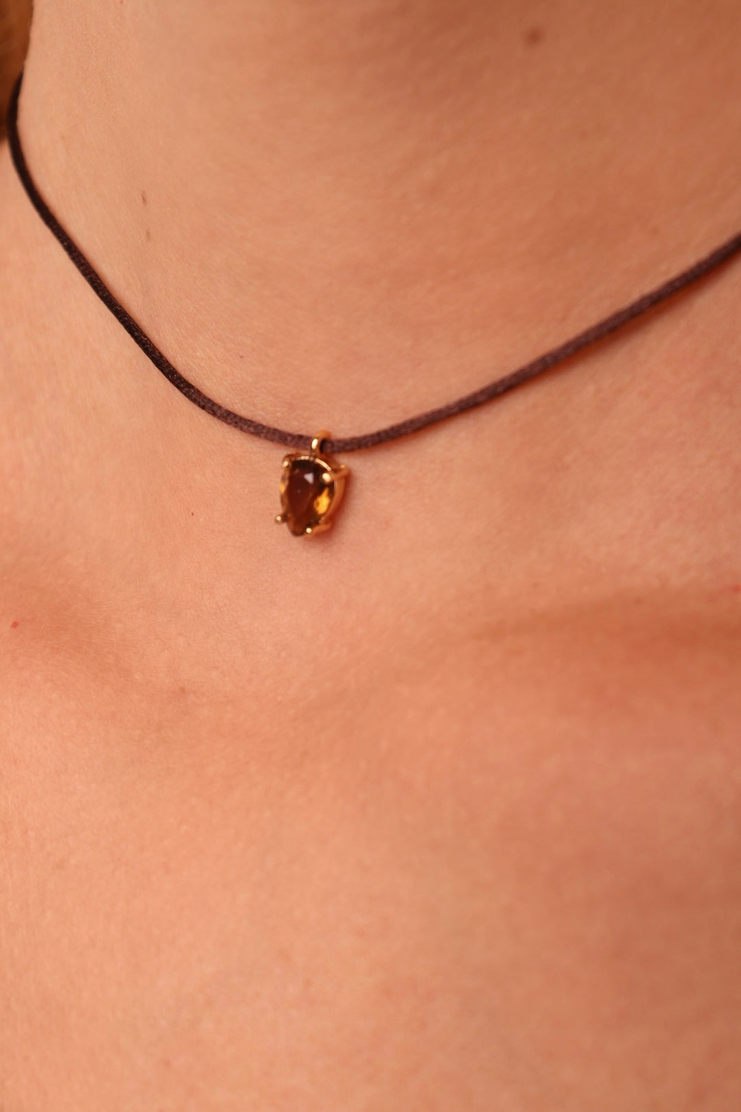 CHOKER FIO DE SEDA COM GOTA DELICADA