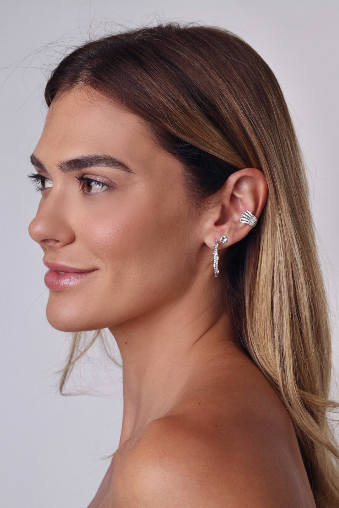 ARGOLA COM ZIRCÔNIAS BANHADA A RÓDIO