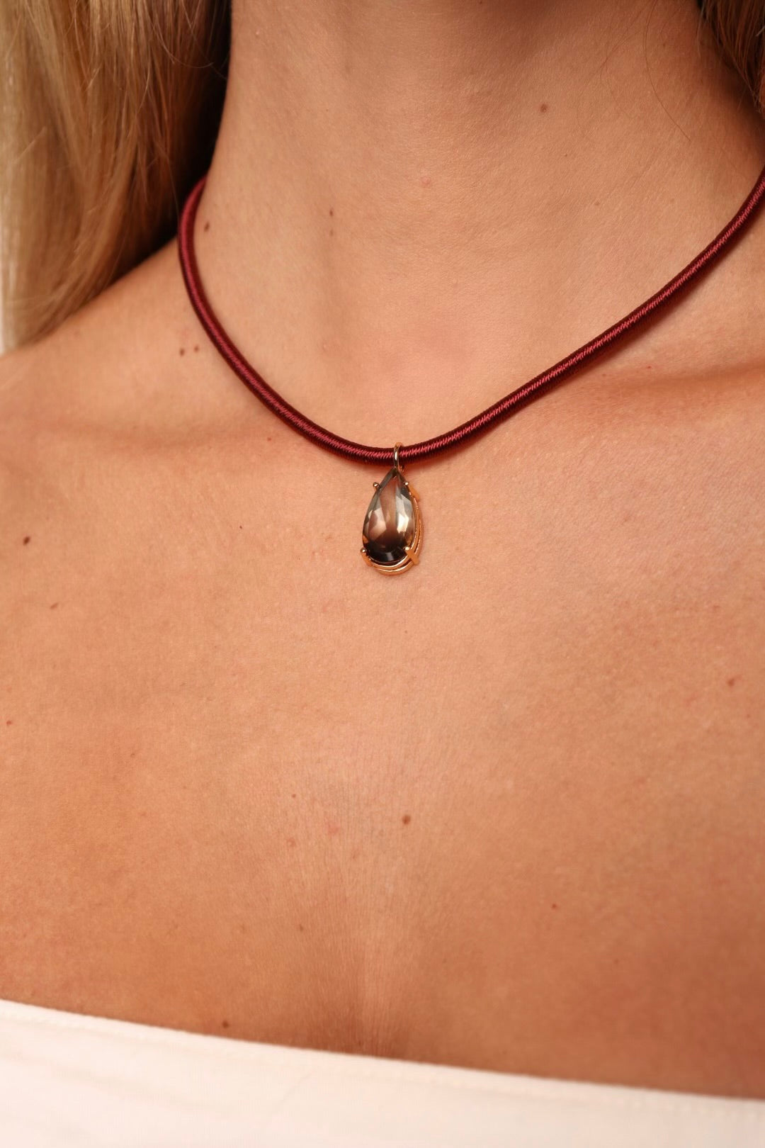 COLAR FIO DE SEDA BORDÔ PEDRA NATURAL GREEN GOLD