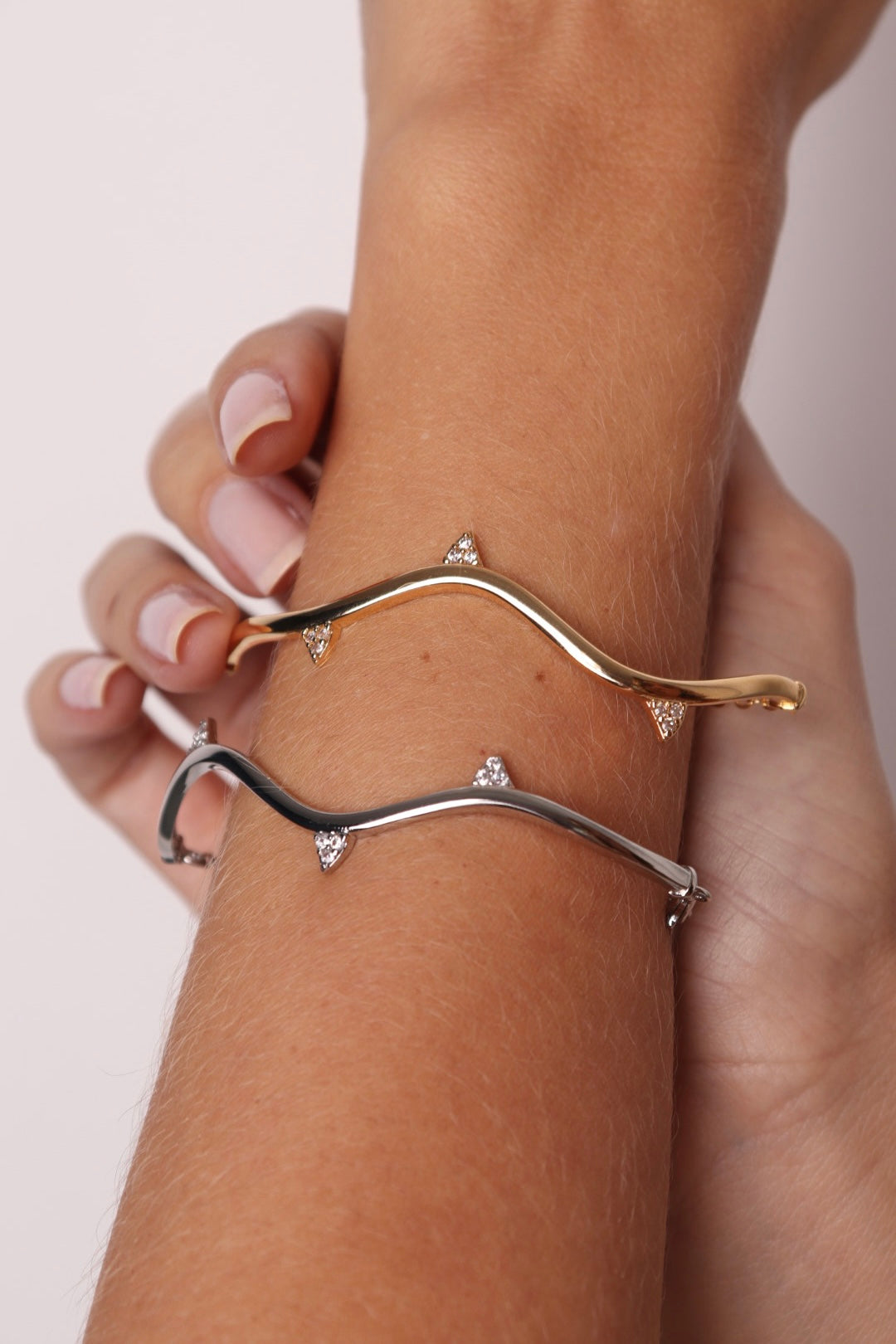 BRACELETES ONDAS COM TRIÂNGULOS CRAVEJADOS