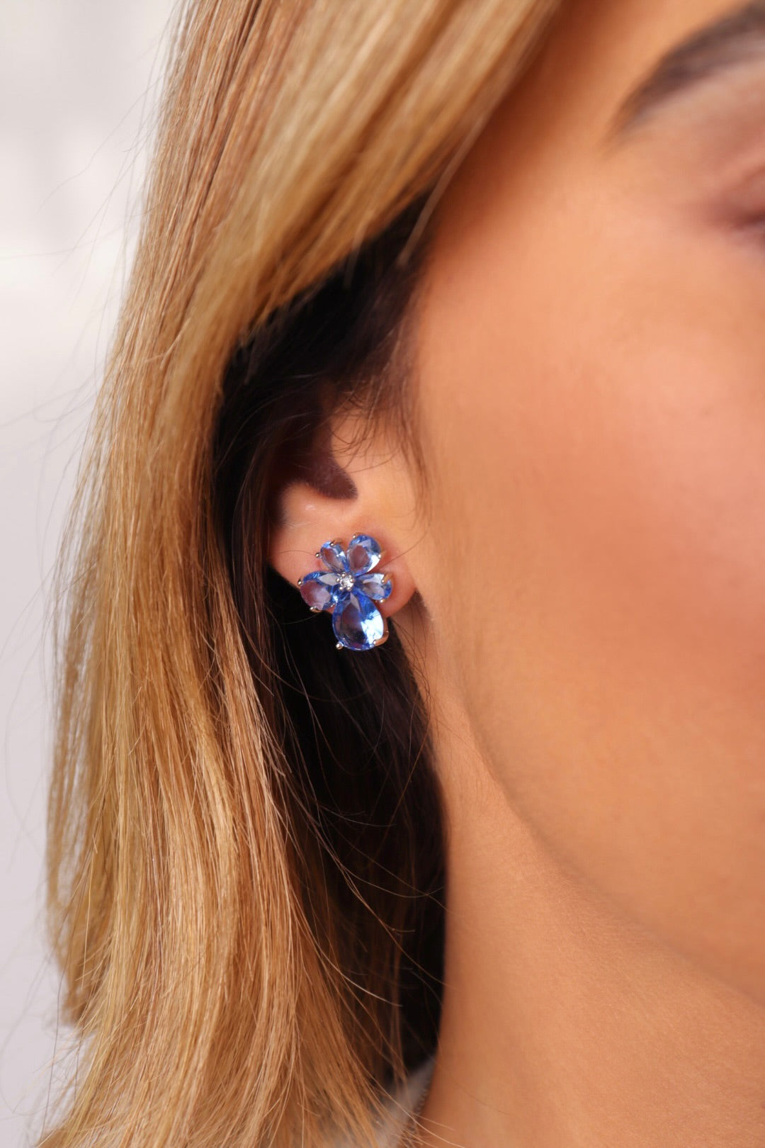 BRINCO FLOR SAFIRA