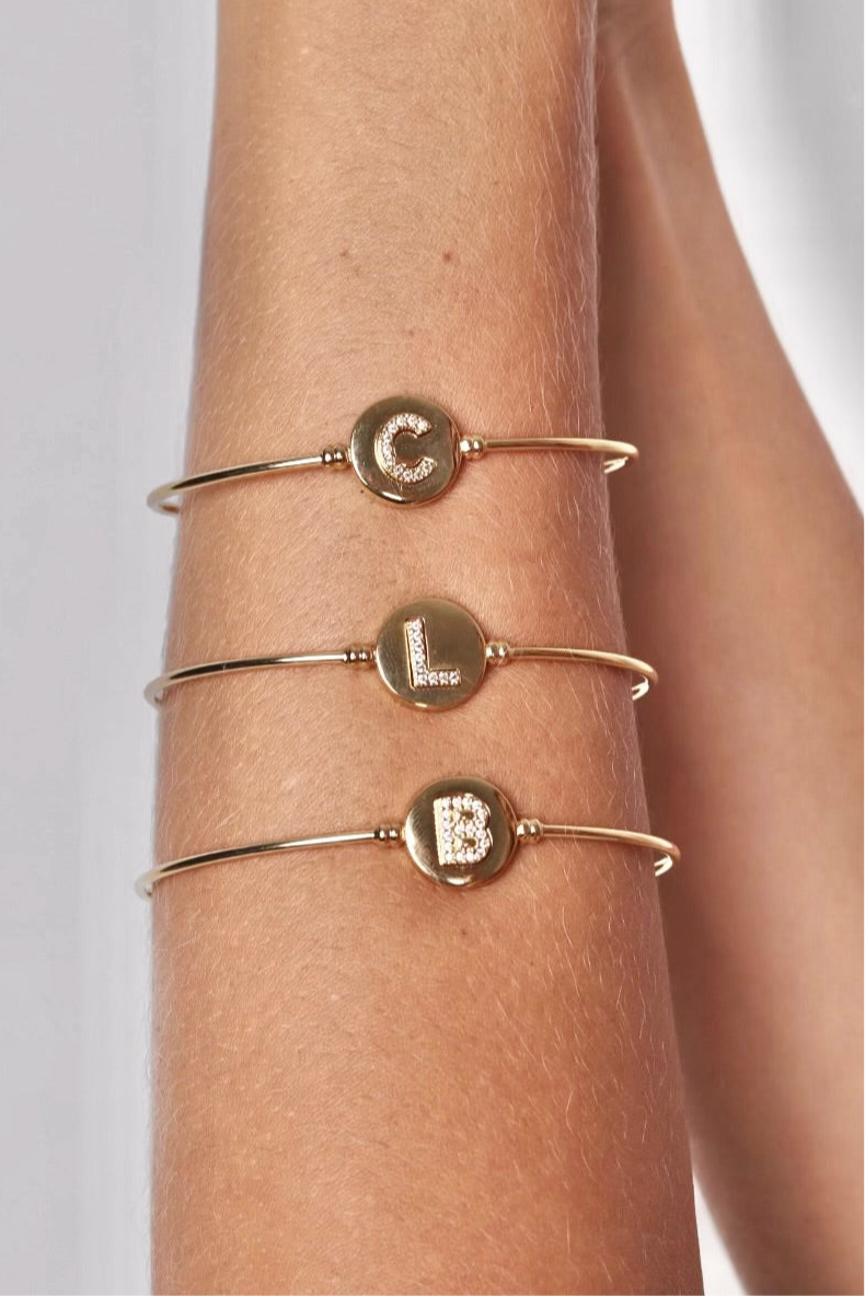 BRACELETE DELICADO LETRA CRAVEJADA