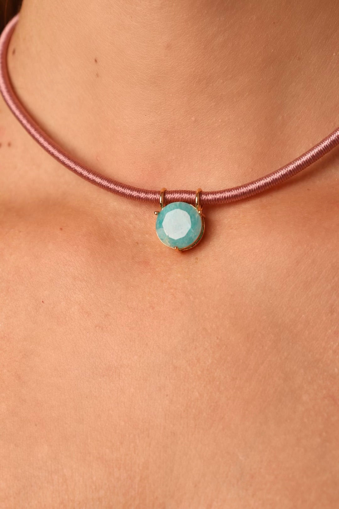 COLAR FIO DE SEDA ROSÉ PEDRA AMAZONITA