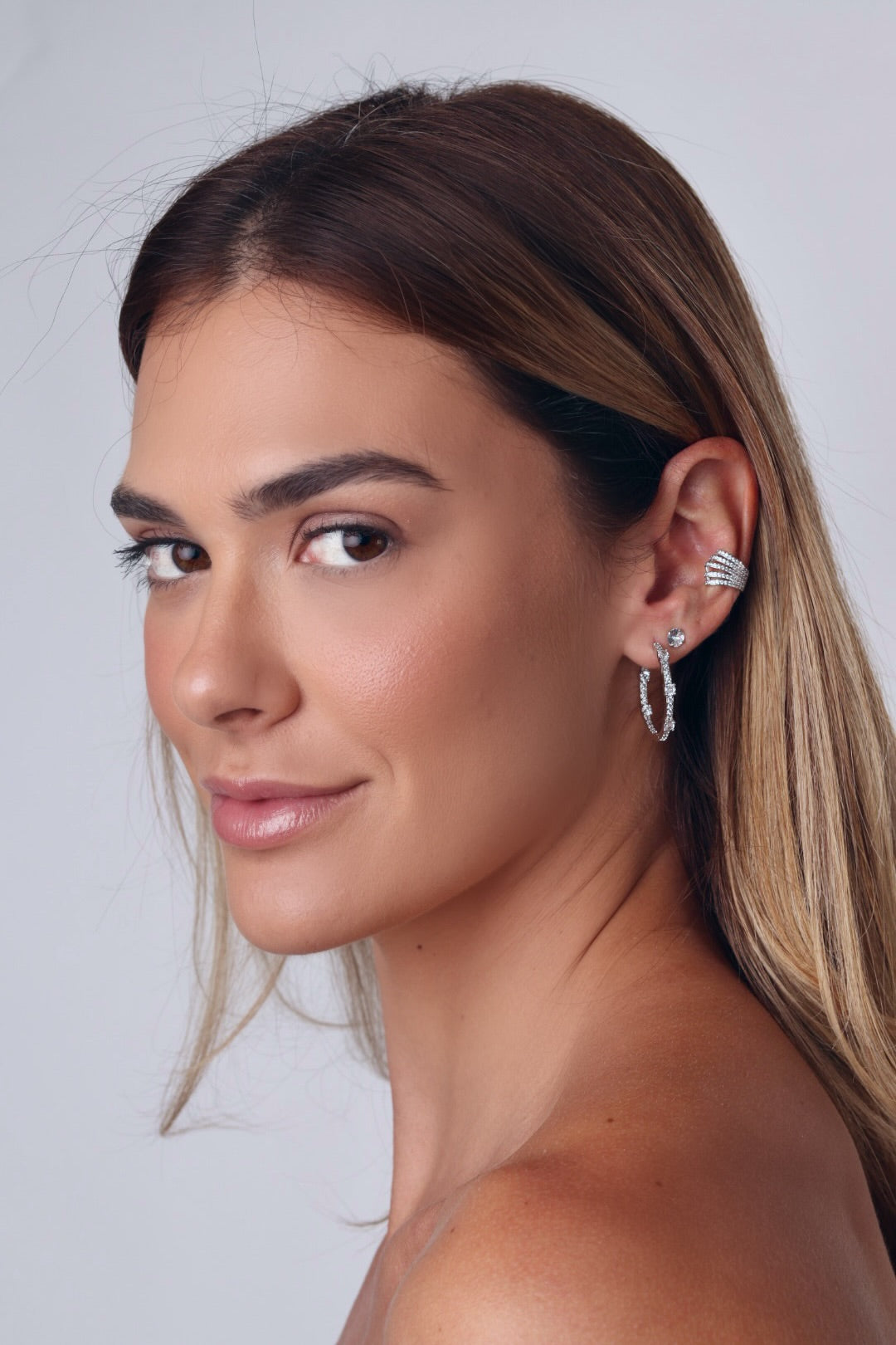 ARGOLA COM ZIRCÔNIAS BANHADA A RÓDIO