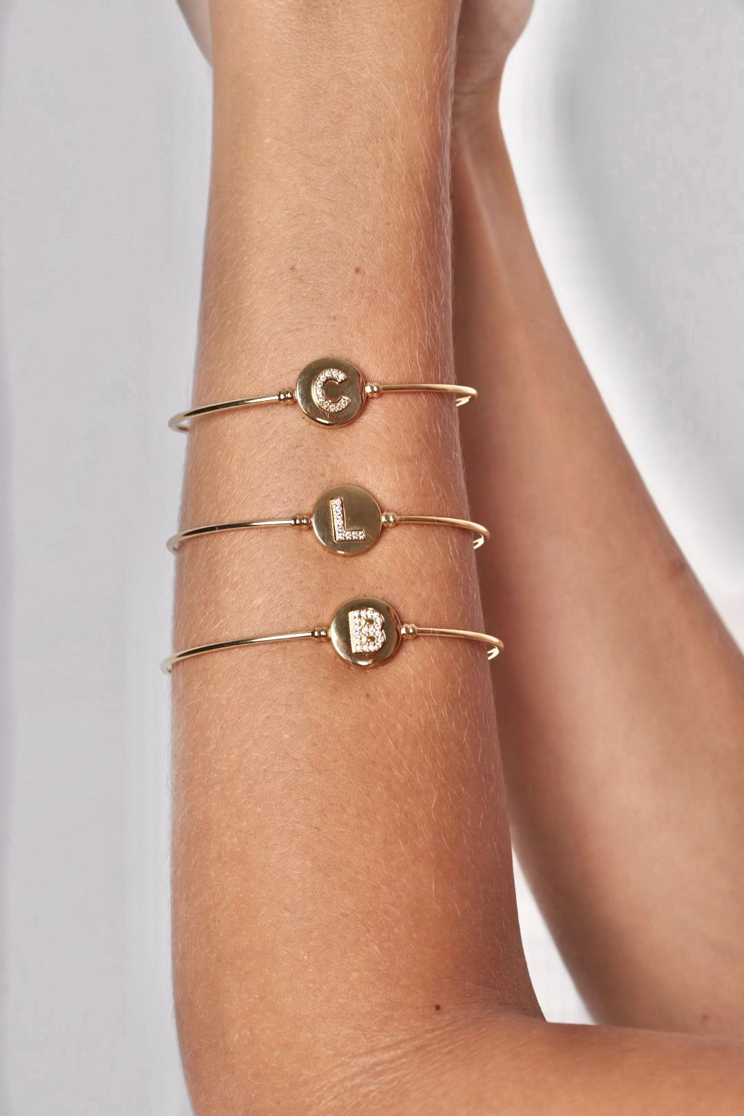 BRACELETE DELICADO LETRA CRAVEJADA
