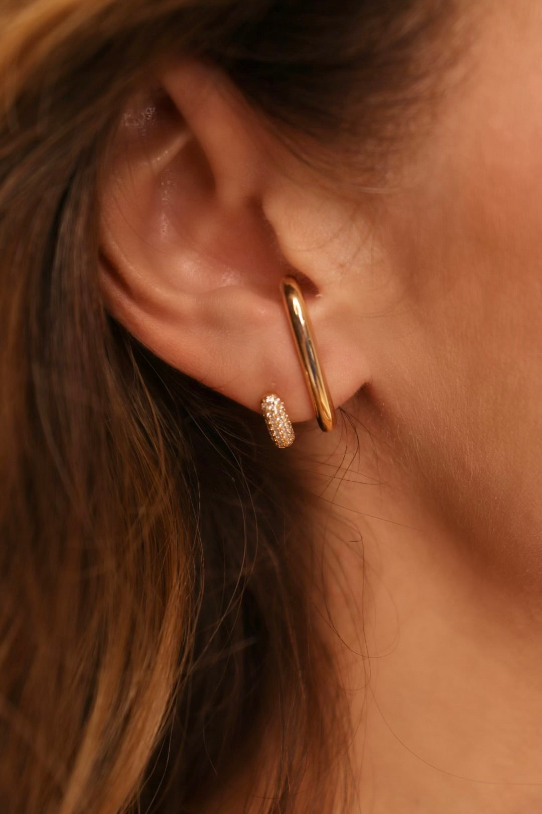 BRINCO EAR HOOK DUAS VOLTAS COM ZIRCÔNIAS