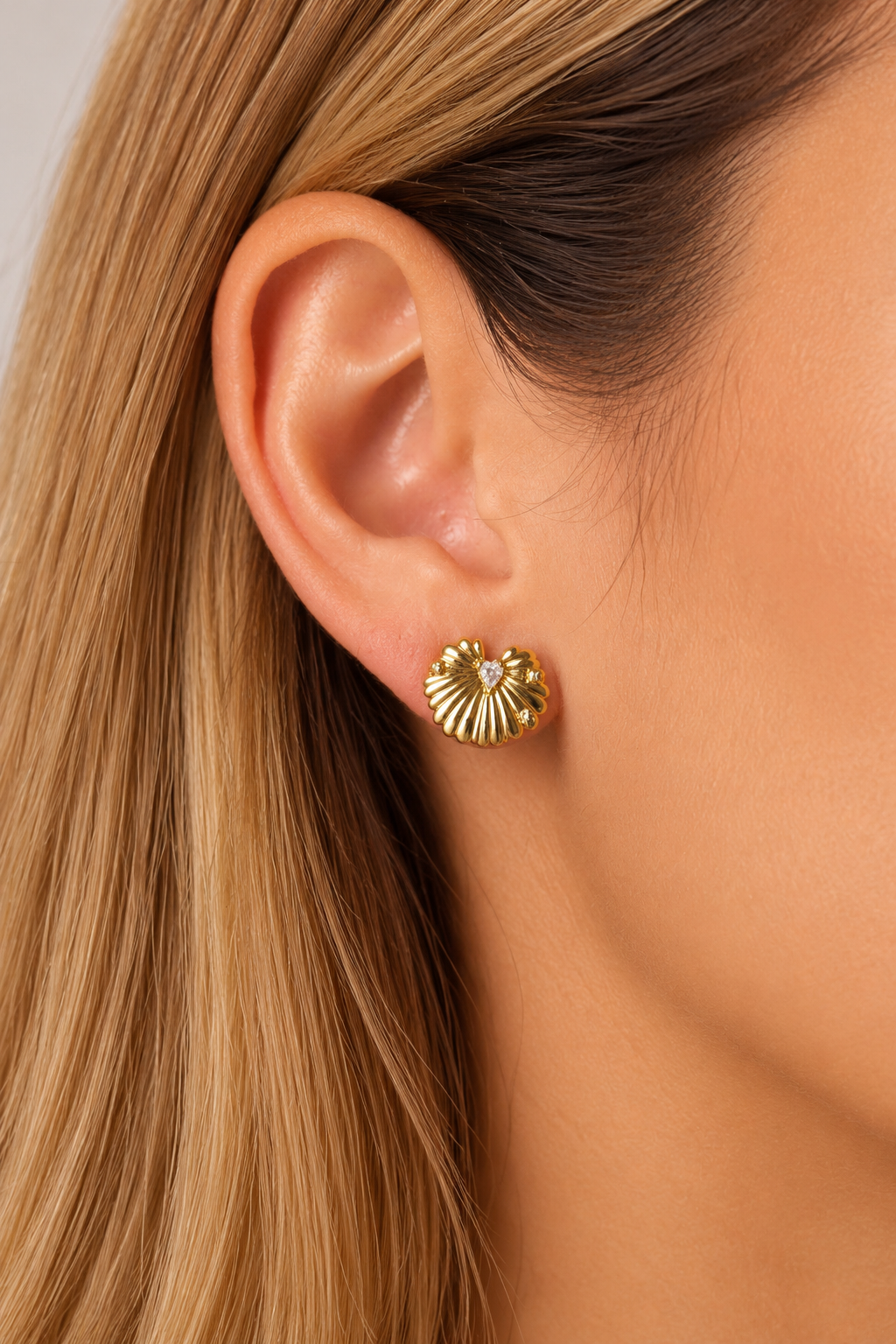 BRINCO MINI LEQUE PLISSADO COM ZIRCÔNIAS