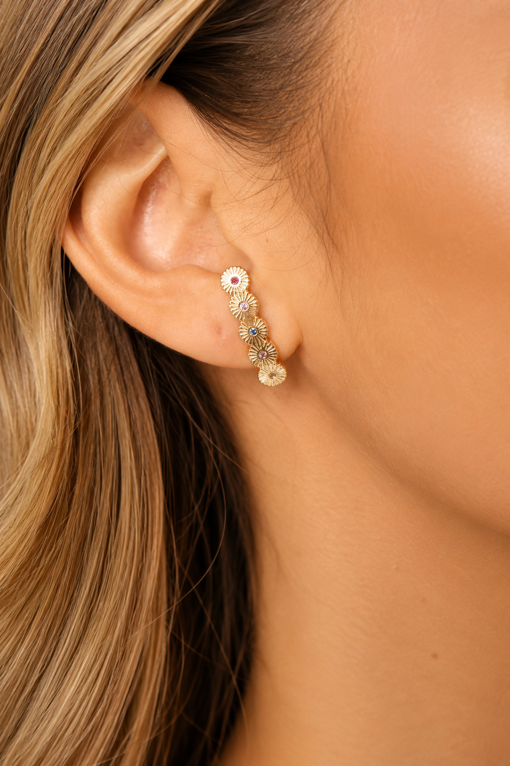 BRINCO EAR HOOK TRABALHADO BANHADO A OURO