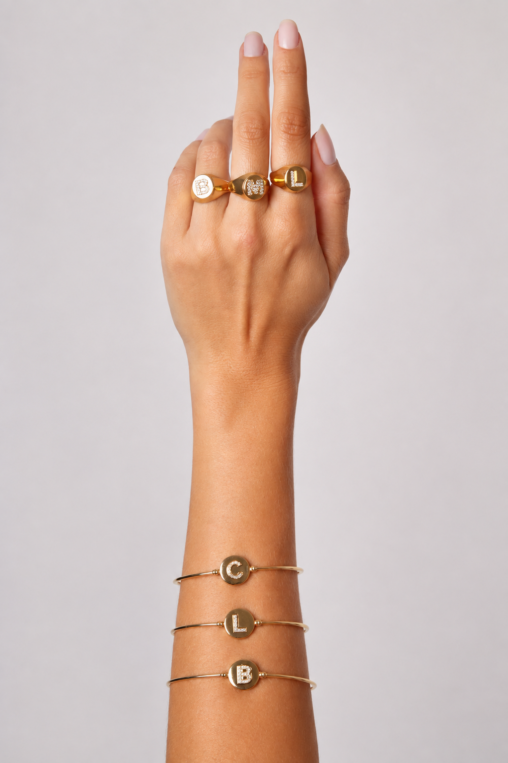 BRACELETE DELICADO LETRA CRAVEJADA